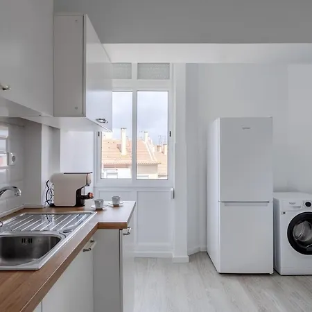 아파트 2bedroom In Reboleira Free Public Parking *